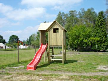 Speeltoren met glijbaan