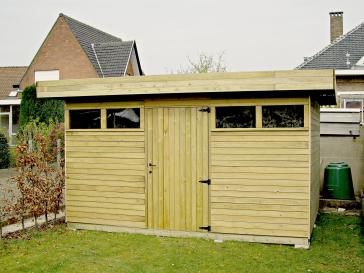 Tuinhuis met plat dak en deur in het midden